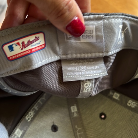 Like new vintage Boston Red Sox hat, size 7 1/8 in gray and pink - Picture 3 of 4